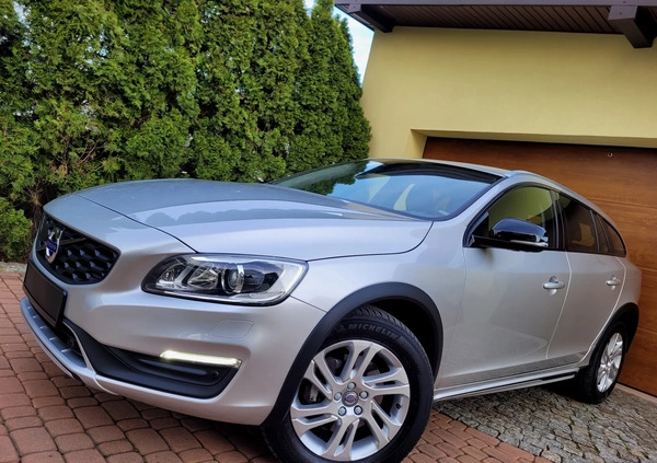 Volvo V60 Cross Country cena 61700 przebieg: 230000, rok produkcji 2018 z Opoczno małe 704